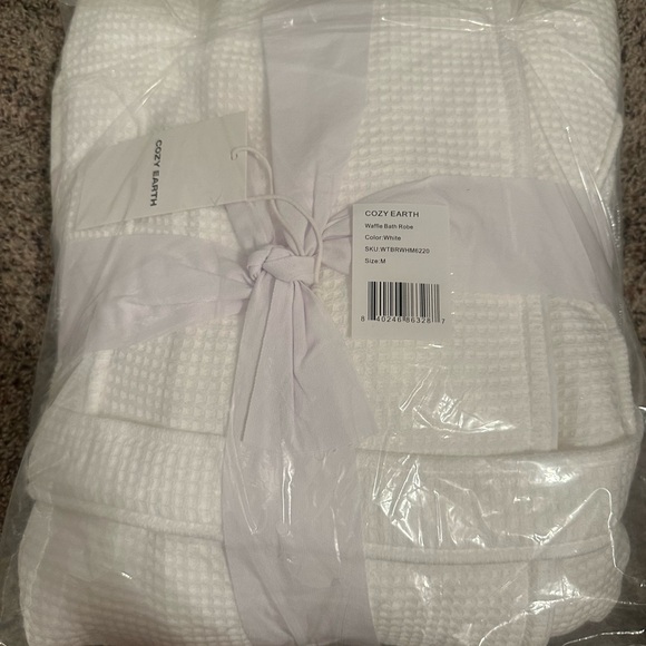 Cozy Earth White Waffle Bath Robe - Picture 3 of 3
